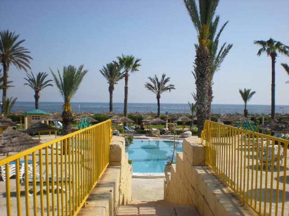 Vue sue la piscine et la mer. Houda Golf & Beach Club