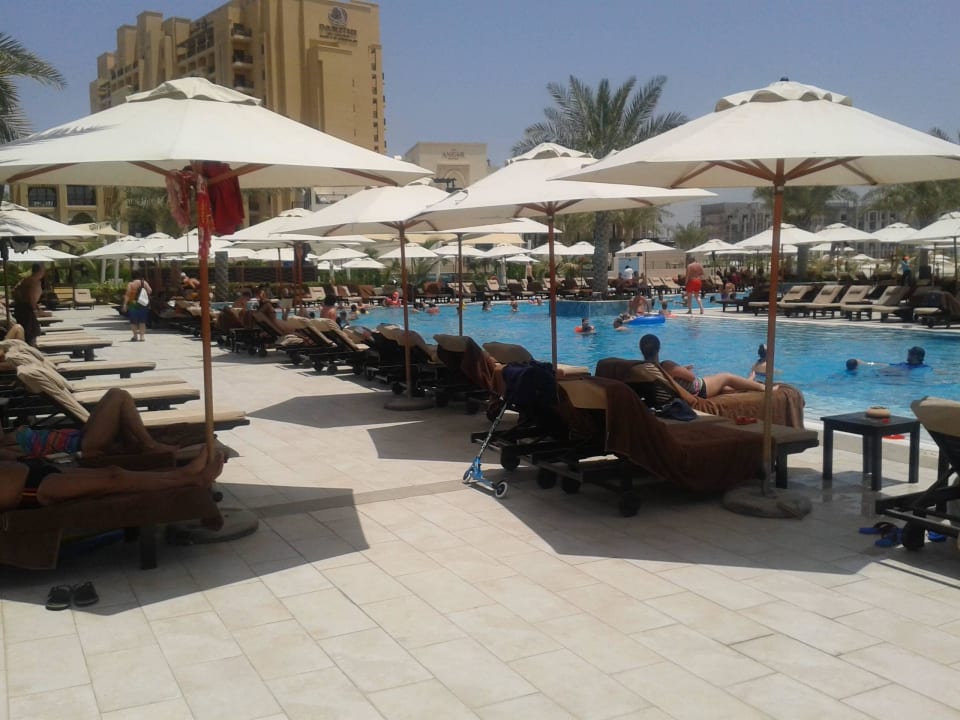 Poolanlage mit Hauptgebäude DoubleTree by Hilton Resort & Spa Marjan Island