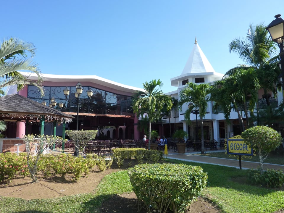 Aussenansicht von einer Bar und der Bühne Hotel Riu Palace Tropical Bay