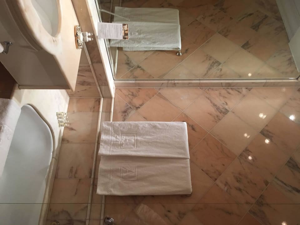 Duschwanne in den meisten Zimmern Althoff Grandhotel Schloss Bensberg