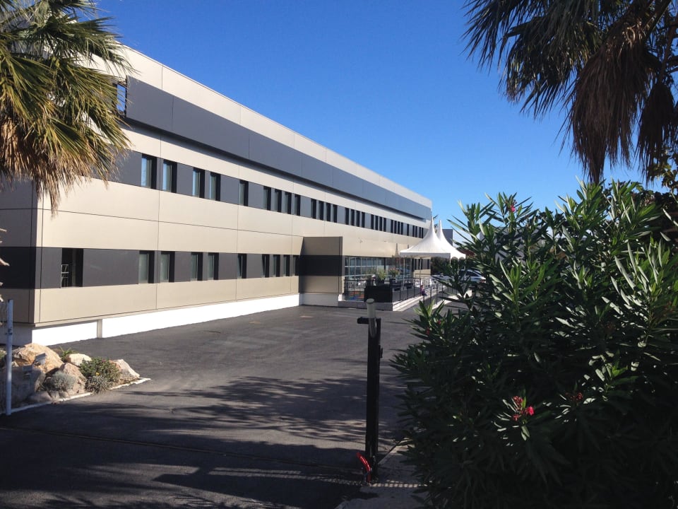 Hotel vue entrée site Brit Hôtel Porte D'Espagne