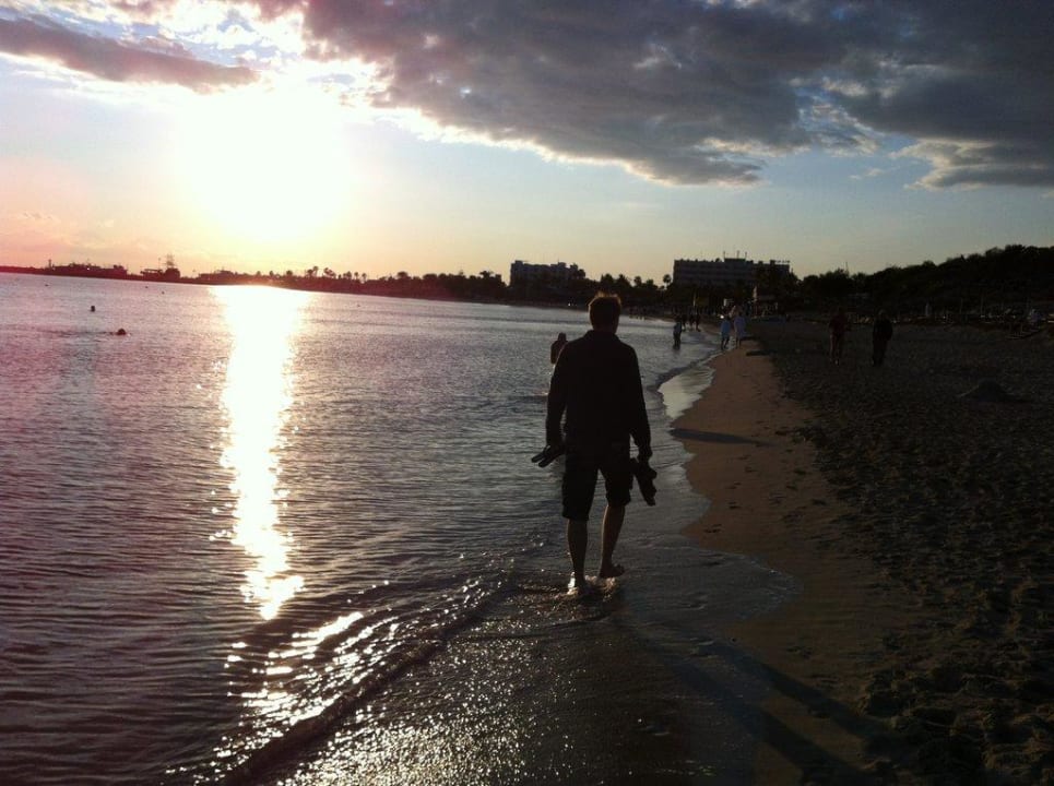 Sonnenuntergang am Strand Napa Mermaid Hotel & Suites