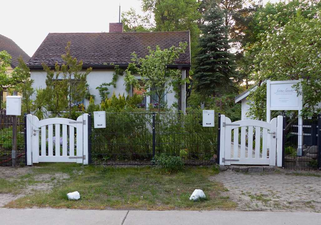 Eingang zum Grundstück berliner landjungs feine laube