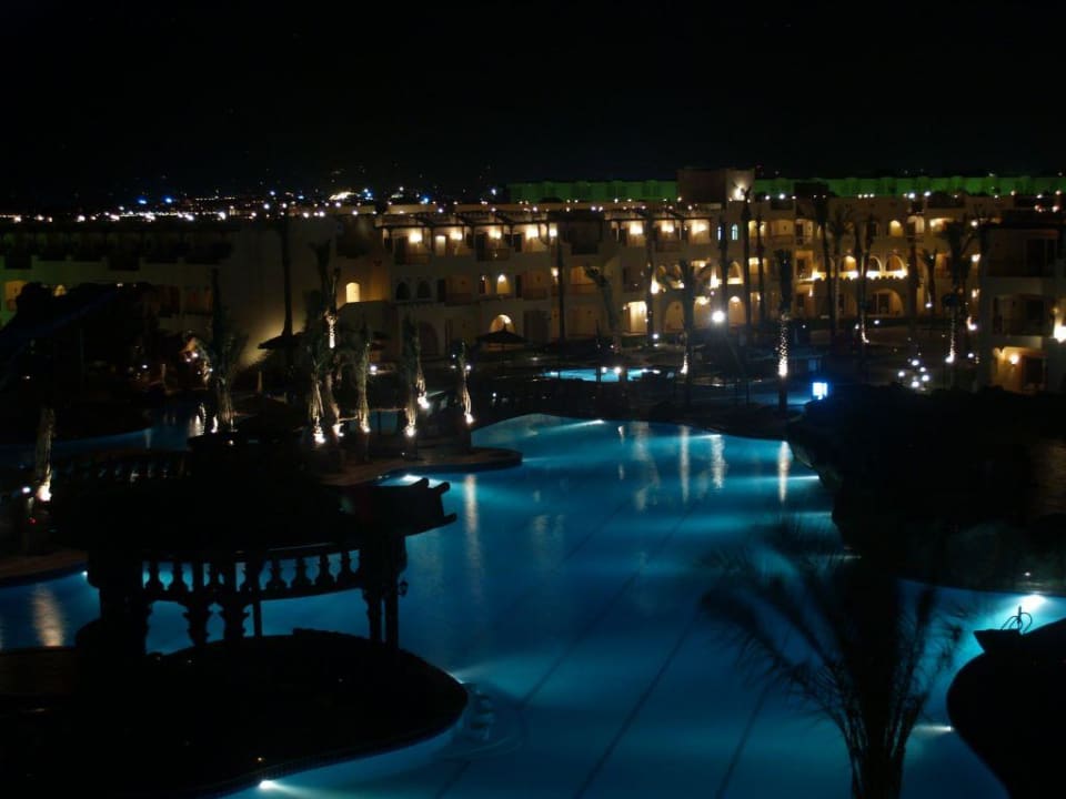 Basen nocą Sea Beach Aqua Park Resort Managed by Blue Resorts