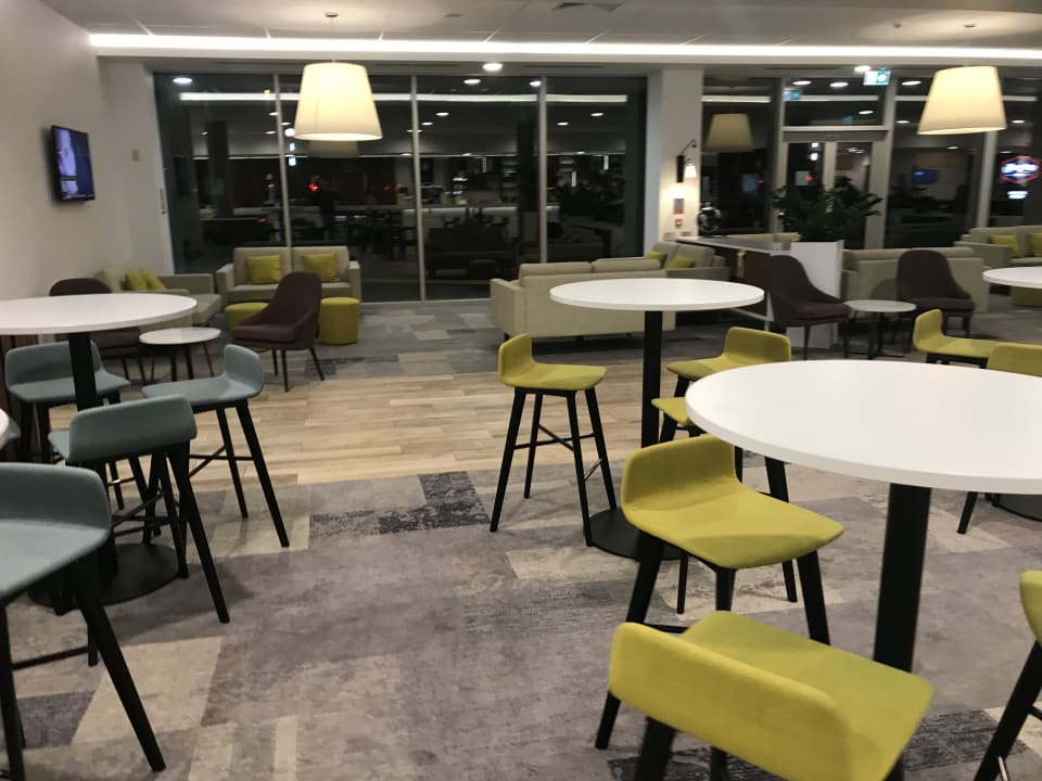 Lobby Hampton By Hilton London Stansted Airport