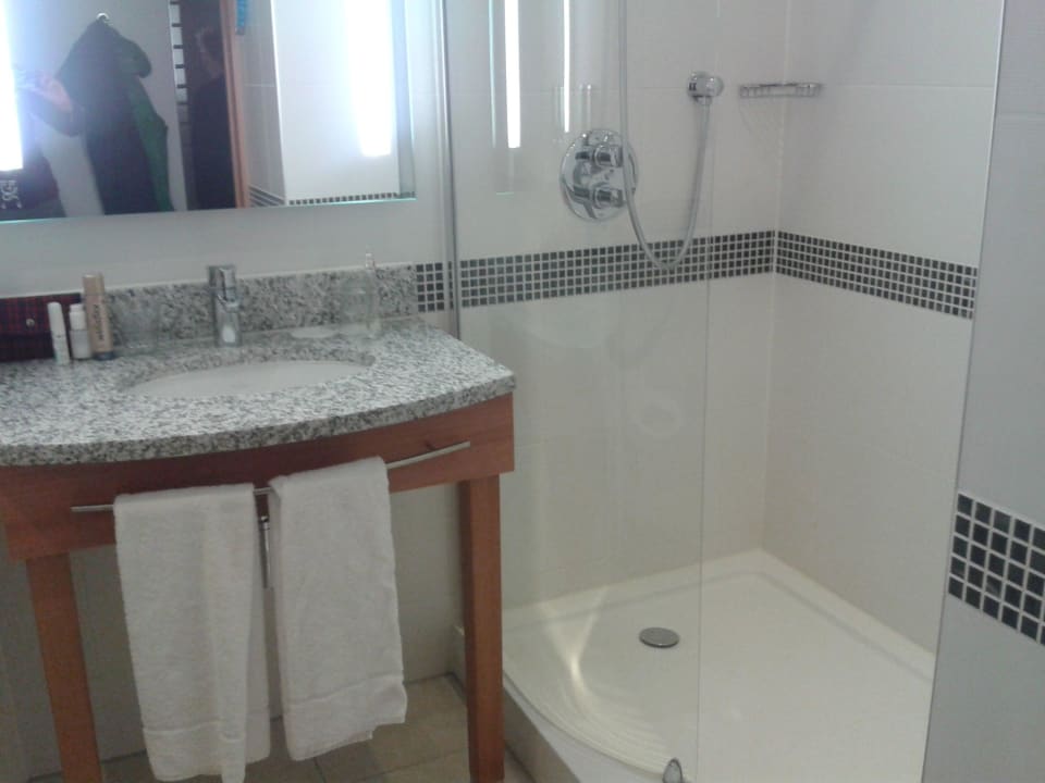 Badezimmer Hampton by Hilton Amsterdam / Arena Boulevard