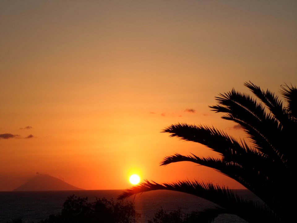 Sonneruntergang neben dem Vulkan Aldiana Club Rocca Nettuno Calabria