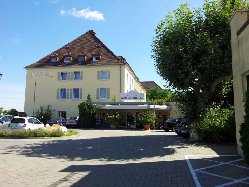 Blick vom Parkplatz aufs Hotel Kurpark-Hotel Bad Dürkheim