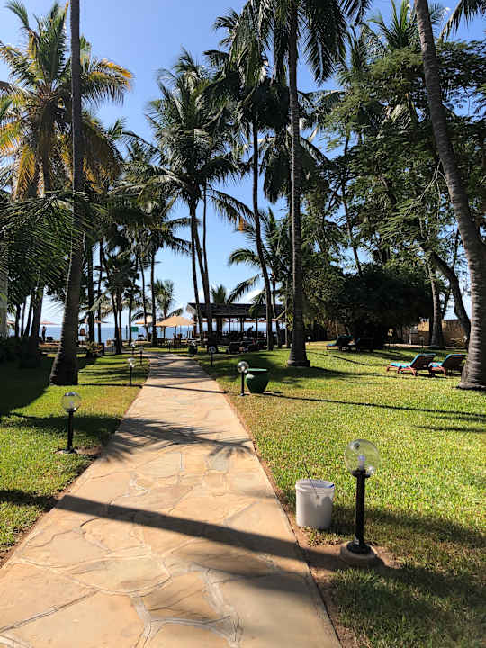 Gartenanlage Travellers Beach Hotel & Club