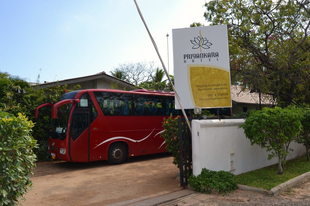 Einfahrt zum Hotel Kithala Resort