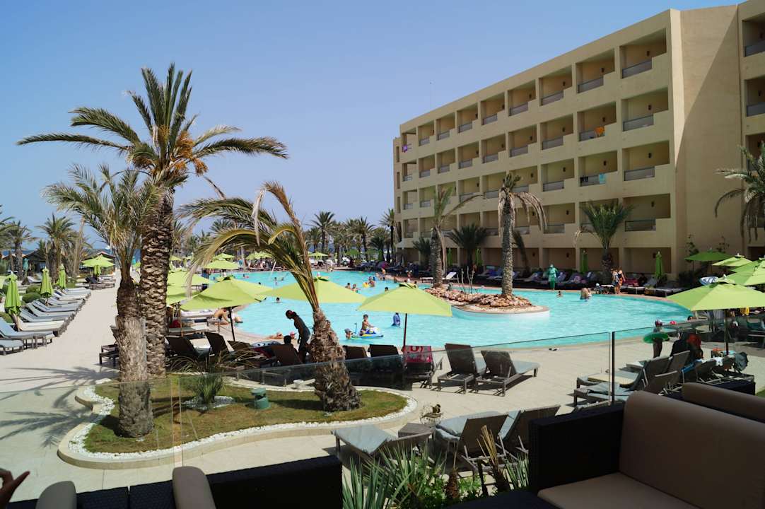 Blick auf den Pool von der Terrasse Hotel Rosa Beach