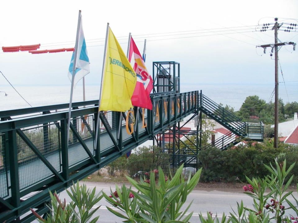 Brücke zu Strand Glavas Inn Hotel