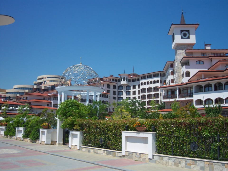Das Hotel von der Promenade aus. Helena Sands