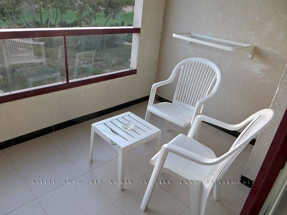 Balkon mit 2 Sesseln, Tischchen, Wäscheleine Estival Park Silmar