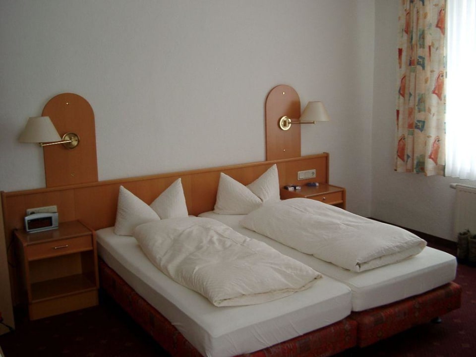 Zimmer - Blick auf das Bett REGIOHOTEL Berghotel Ilsenburg