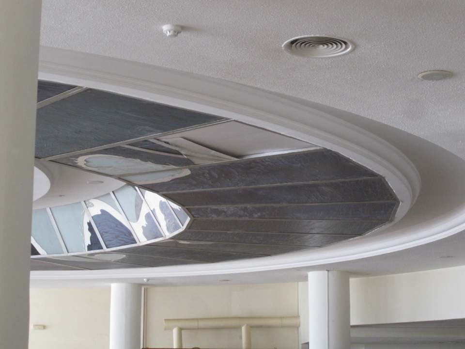 Abgefallene Deckentafeln im Buffetbereich          Hotel Bravo Djerba