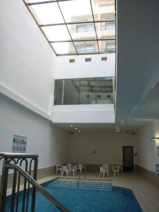 Schwimmbad. Hotel Plaza & Plaza Regency