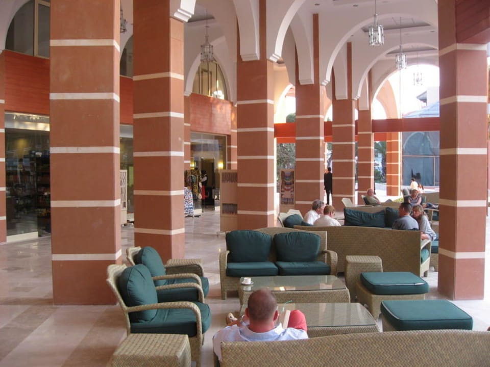 Sitzgelegenheiten bei den Shops Megasaray Club Belek