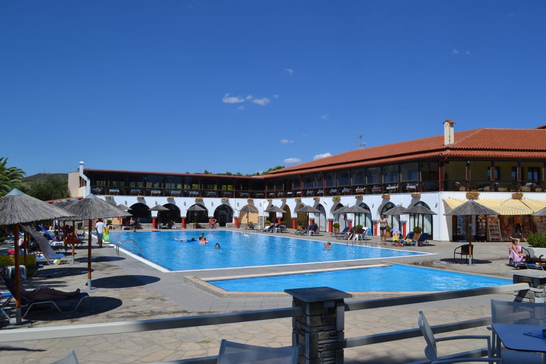 Poolbereich mit Blick zum Restaurantgebäude Blue Dolphin Resort Hotel