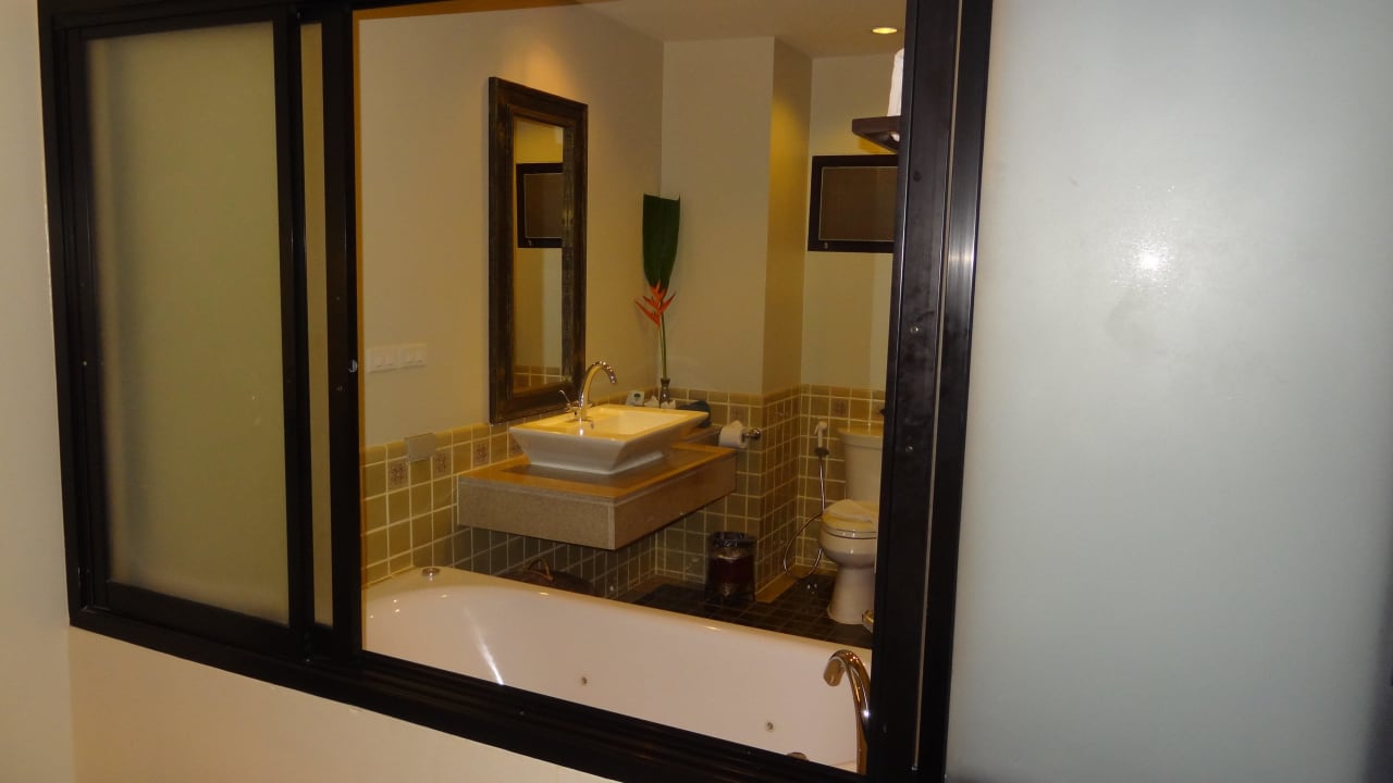 Blick ins Bad vom Zimmer The Fair House Beach Resort