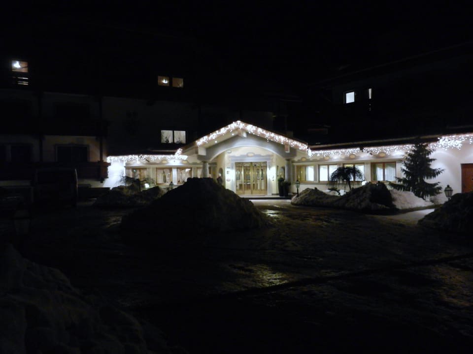 Hoteleingang am Abend Hotel Schwarzenstein