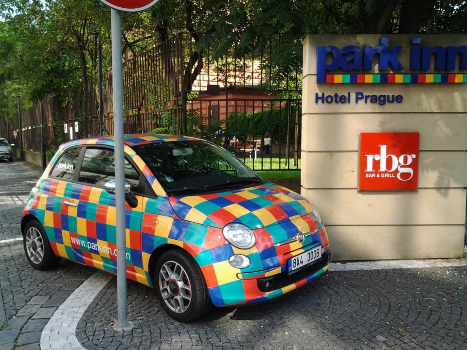 Gegenüber Hoteleingang gesehen! Hermitage Hotel Prague