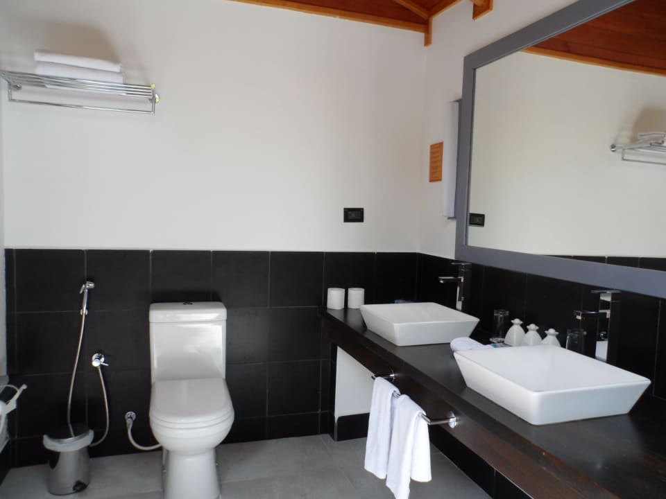 Offenes Badezimmer einer Beach Villa Meeru Maldives Resort Island