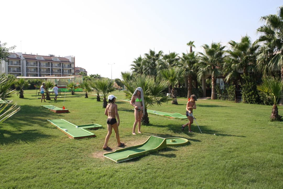 Minigolf im Garten Hane Family Resort