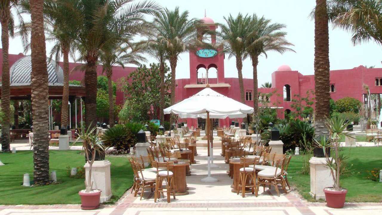 Vor dem  Hotel The Grand Resort