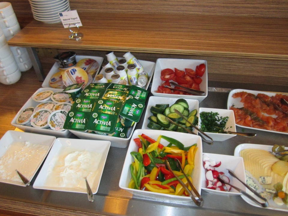 Joghurt und Salat am Büffet Hotel Novotel Vilnius