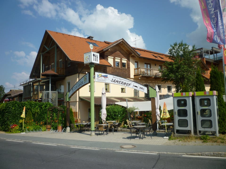 Ansicht Hotel Straßenseite (wenig Verkehr) Hotel Samerhof und Nebenhäuser