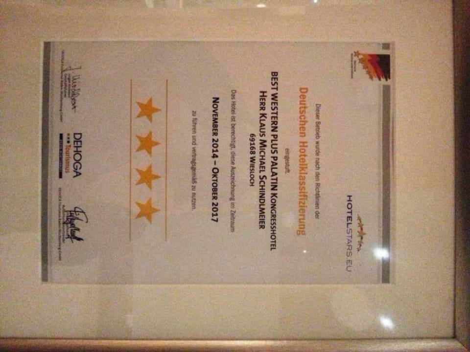 Urkunden im Eingangsbereich Best Western Plus Palatin Kongresshotel