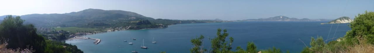 Ausblick vom Hafen oben auf die Bucht Harmony