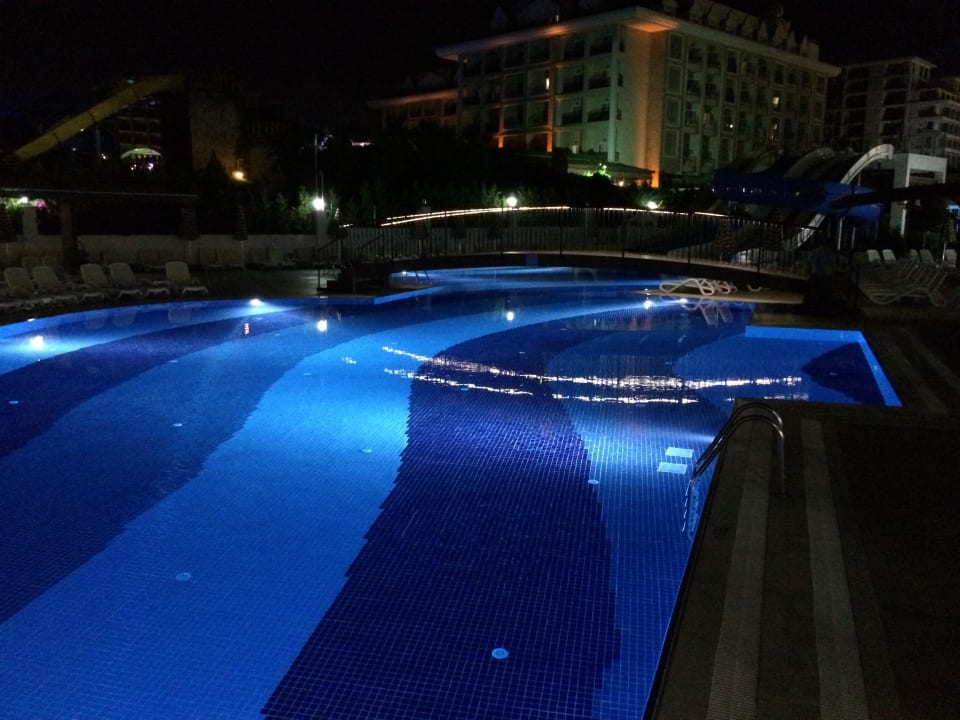 Die eine Seite vom Pool Adalya Ocean Deluxe