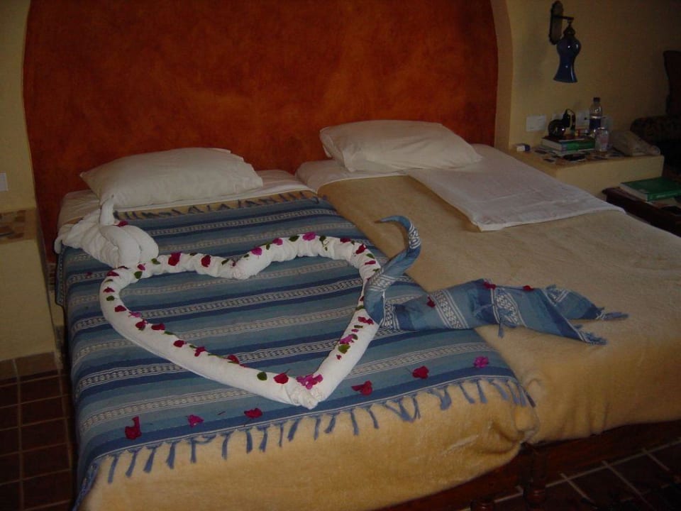 Bett mit kleinem Kunstwerk Marina Lodge At Port Ghalib