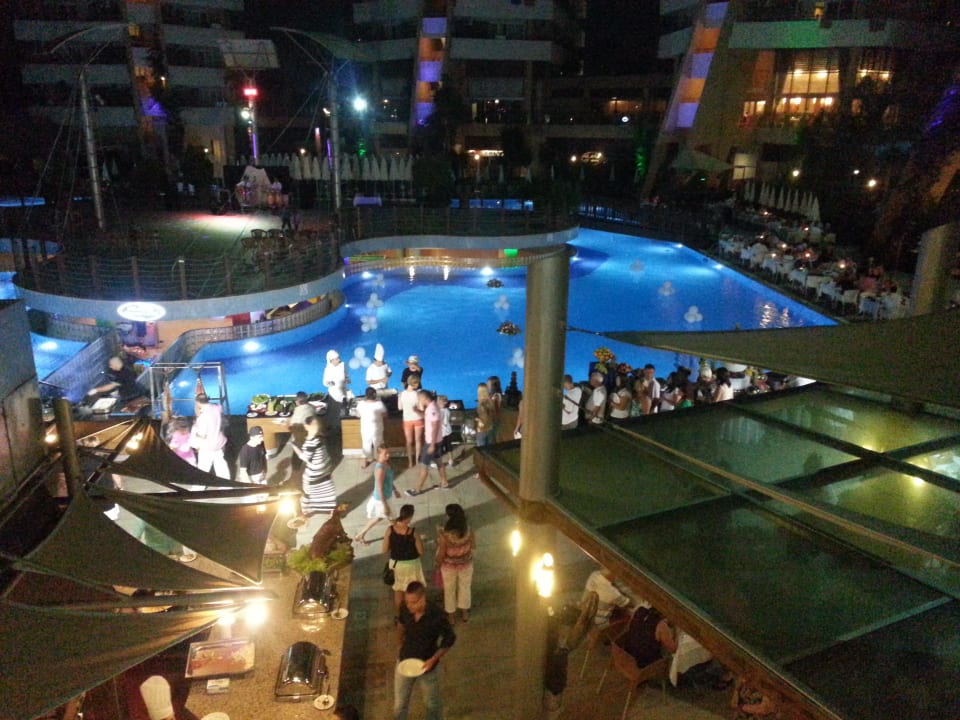 Poolanlage bei Dunkelheit Alaiye Resort & Spa