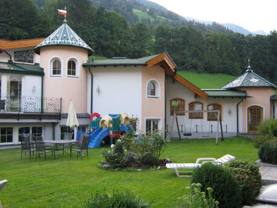 Kinderspielbereich im Garten / Innenliegend Hotel Neue Post