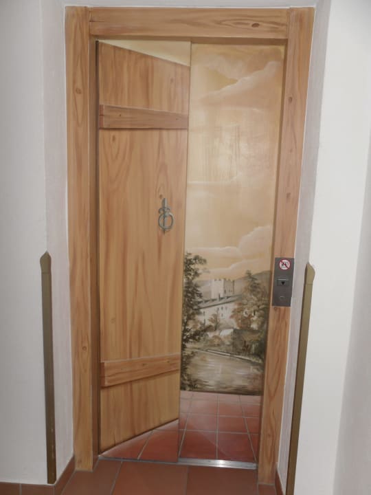 Aufzugstür Das Schlössl