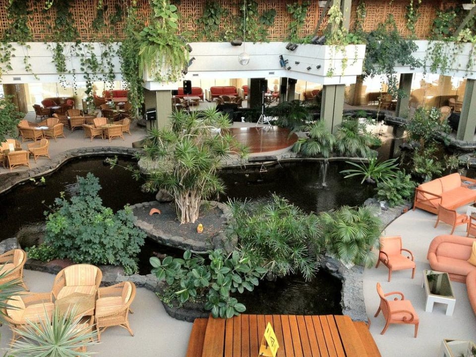 Innen im Hotel mit 2 Bühnen Hotel Grand Teguise Playa