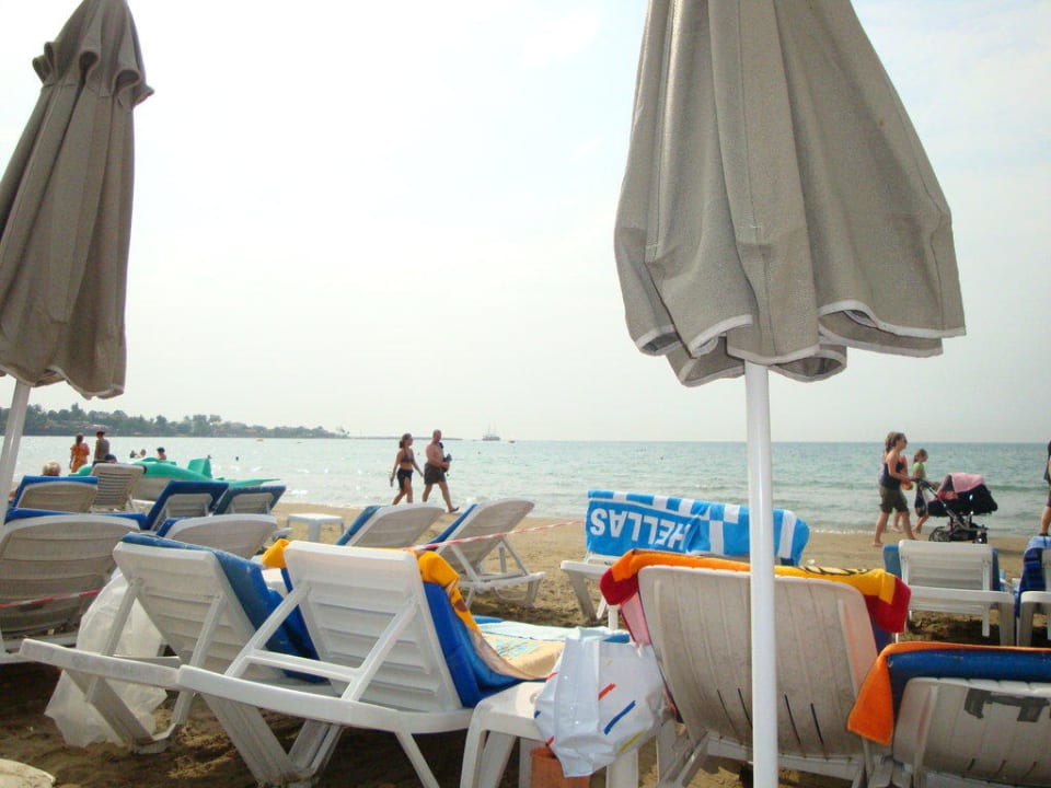 Liegen am Strand Özlem Garden Hotel