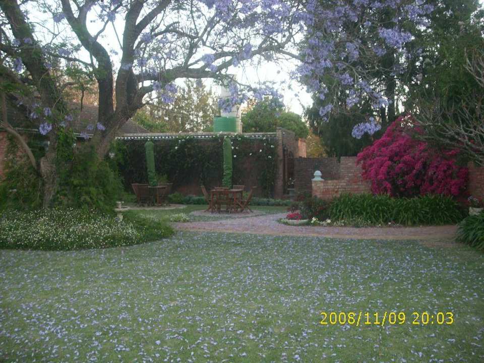 Bungalows mit jeweils separater Sitzgeelgenheit Guesthouse Gerald's Gift