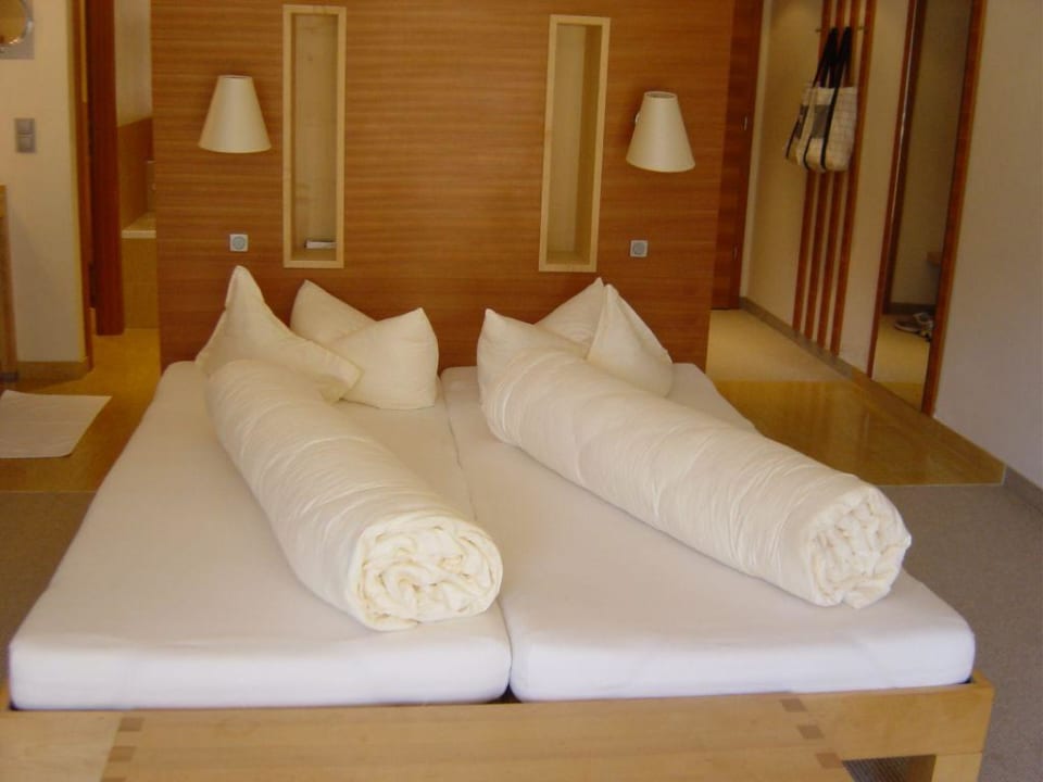 Frisch gemachtes Bett Hotel Andy