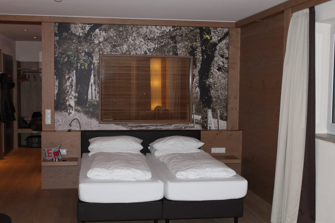 Doppelzimmer Nr. 148 - Bett / Eingang Panoramahotel Oberjoch