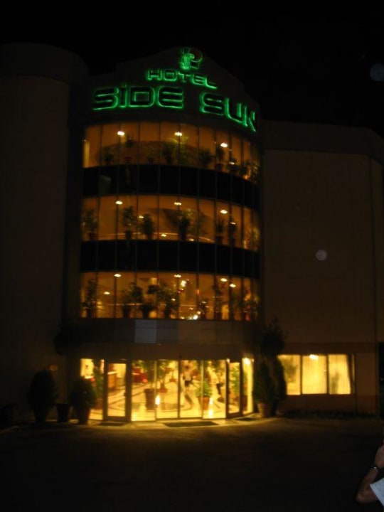 Front bei Nacht Side Sun Hotel