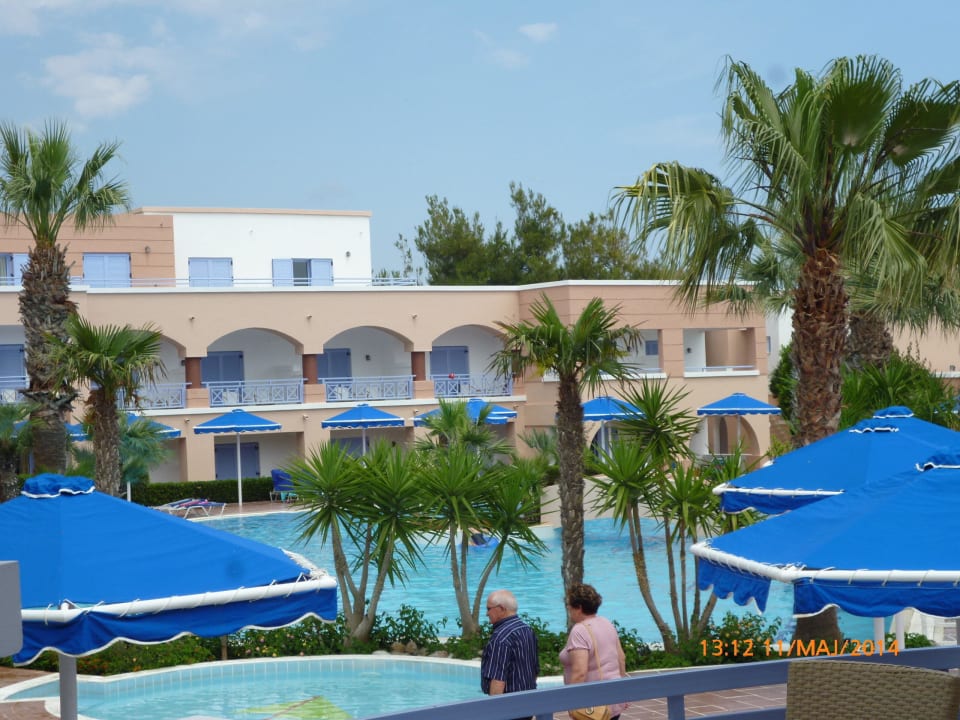 Basen przy budynku głównym Mitsis Rodos Village