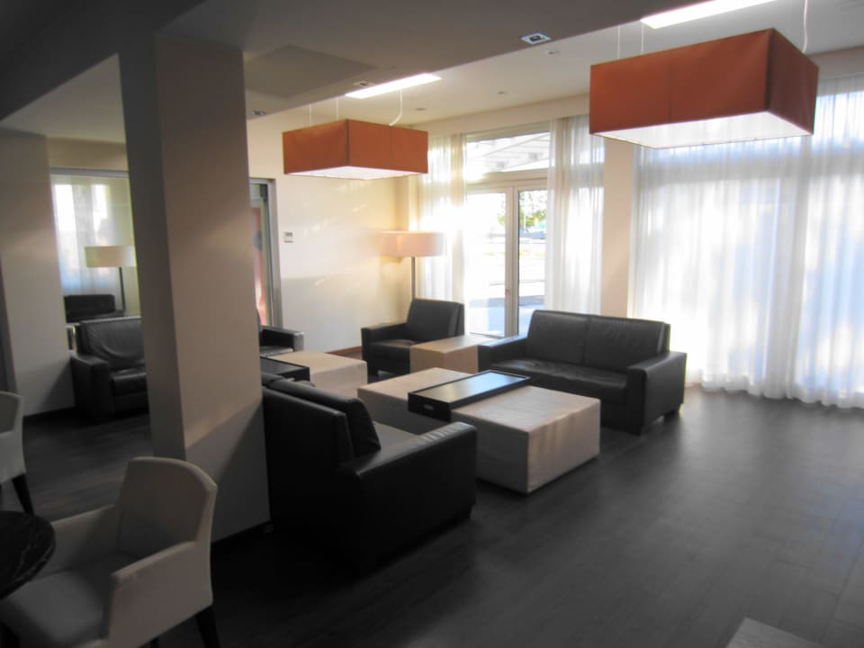 Aufenthaltsbereich in der Lobby Smart Hotel Holiday