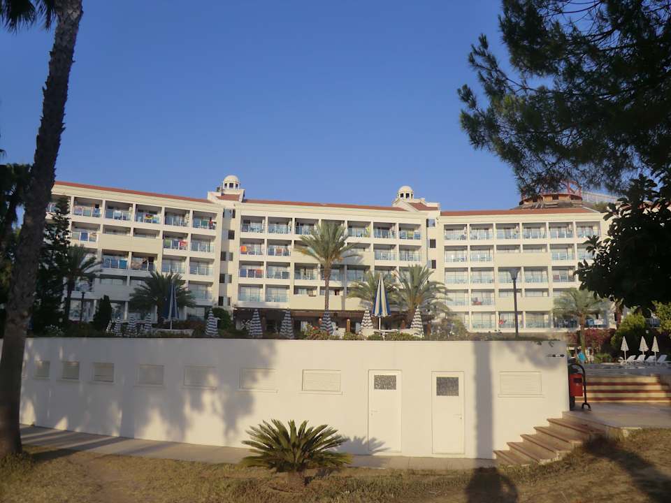 Außenansicht von den Liegen Top Hotel