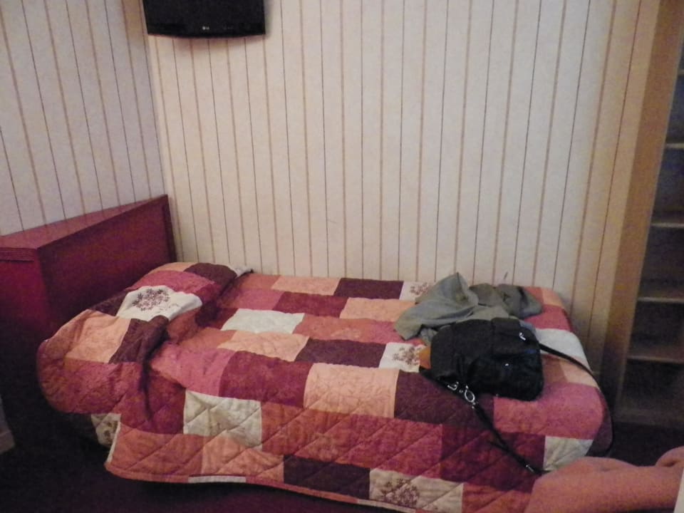 Einfaches Bett Hotel du Pre