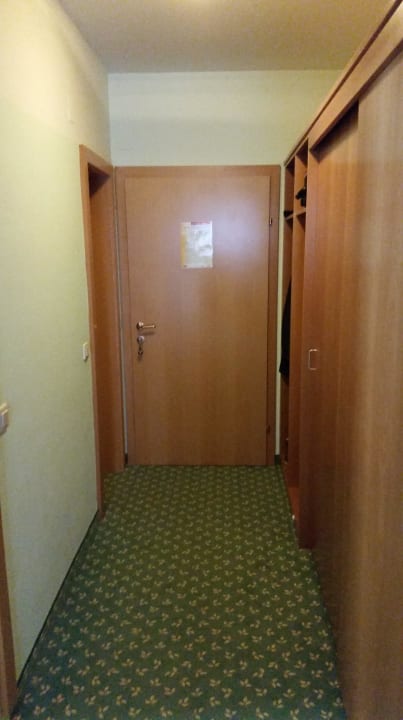 Vorraum mit Schiebeschrank rechts Thermenhotel Kurz