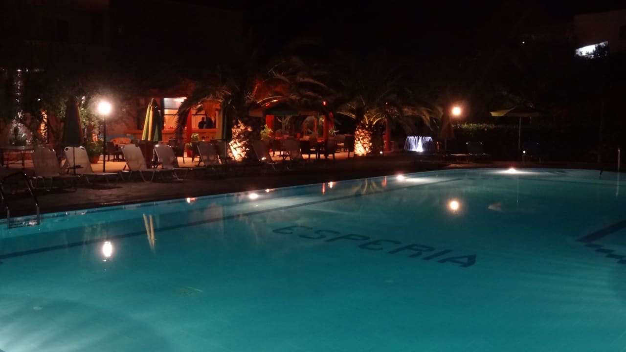 Pool am Abend Hotel Esperia